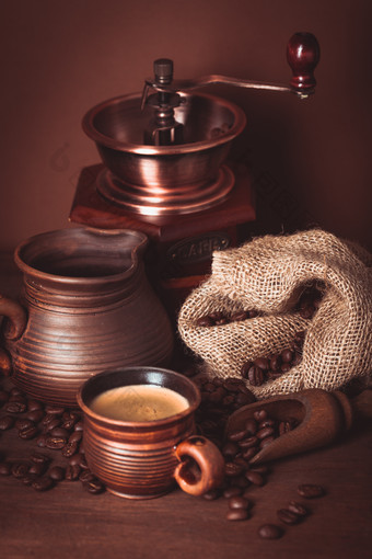 咖啡研磨机和咖啡杯摄影图