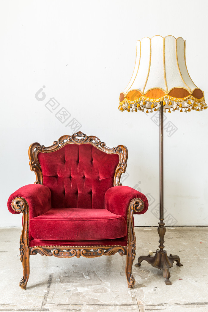房屋内的红色座椅和复古灯