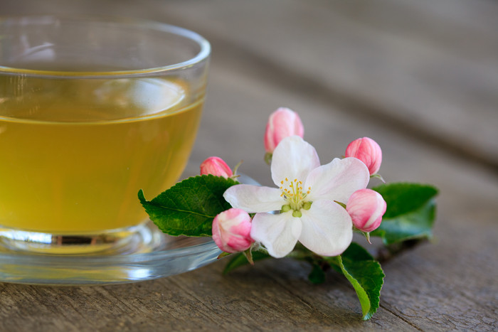 一杯茶和花朵摄影图