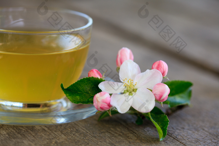 一杯茶和花朵