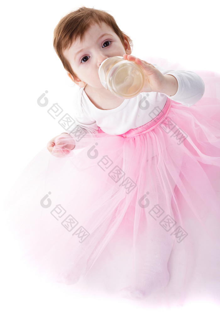 喝奶的小女孩摄影图
