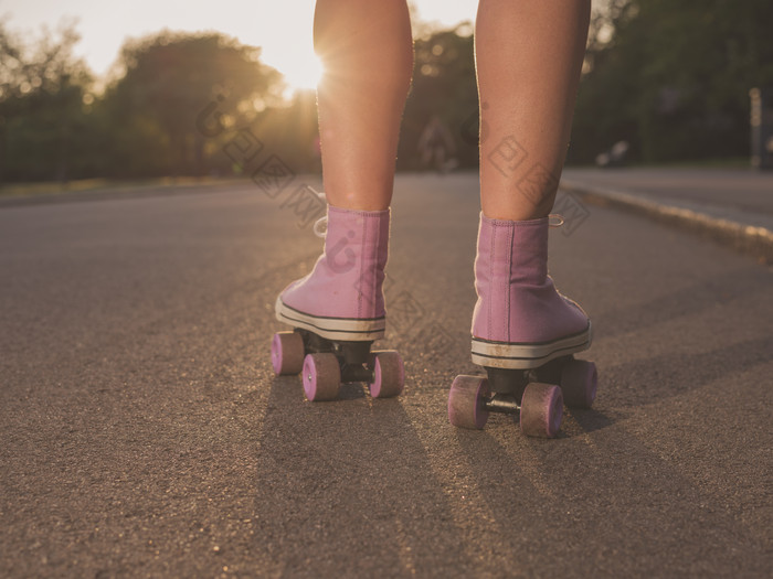 夕阳下的粉色轮滑鞋
