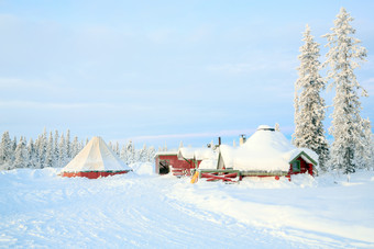 雪景中的小屋摄影图图片
