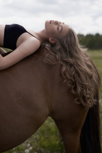 <strong>深色调</strong>在马背上的女孩摄影图
