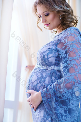 穿蓝色蕾丝裙的孕妇