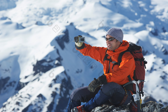 雪山自拍的男人摄影图