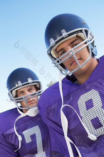 蓝色调两个橄榄球队员摄影图