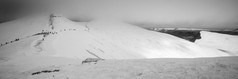 黑白风格雪山摄影图