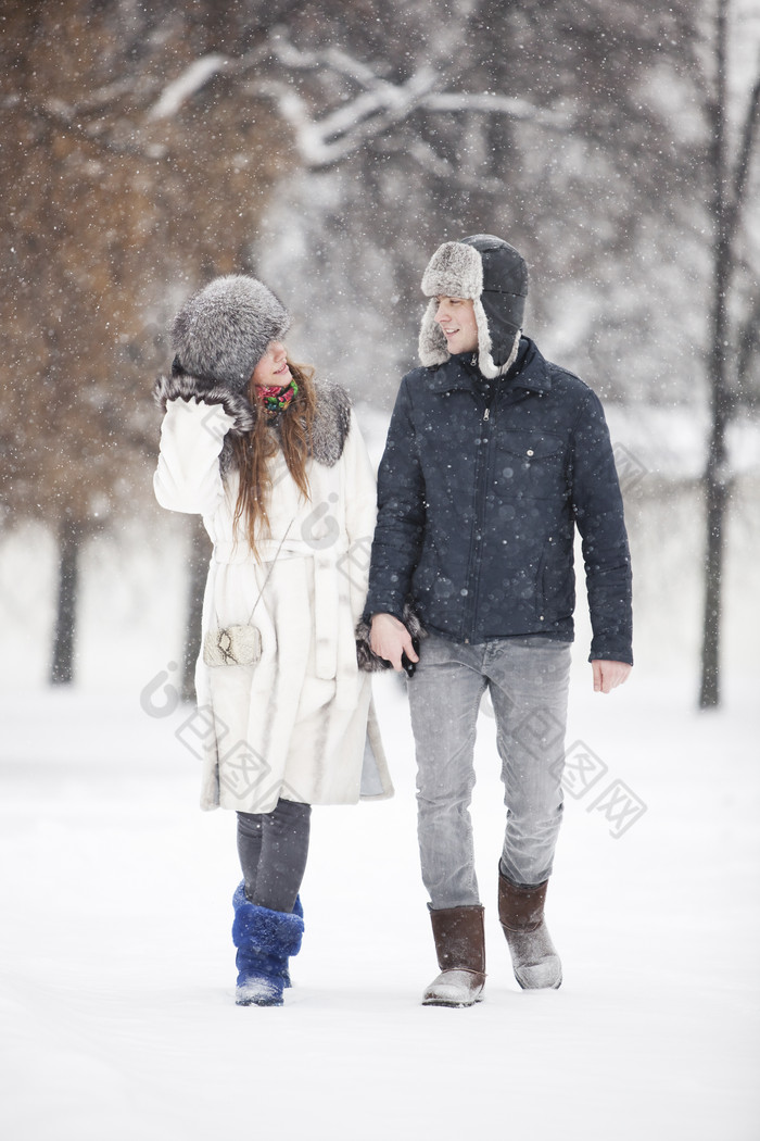 简约风雪地中的情侣摄影图