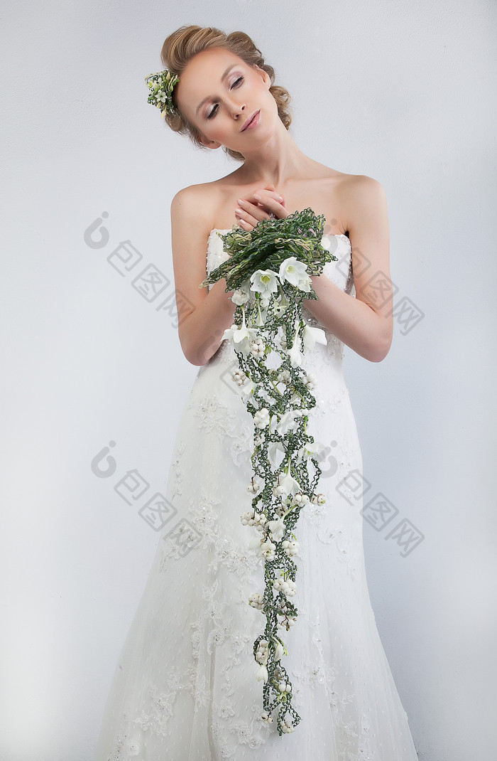拿着花藤的新娘摄影图