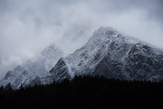 山峰山岳上的云雾