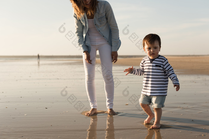 浅海滩山的母子亲情