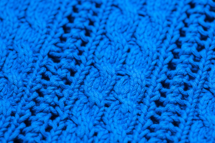 蓝色毛线编织物摄影图
