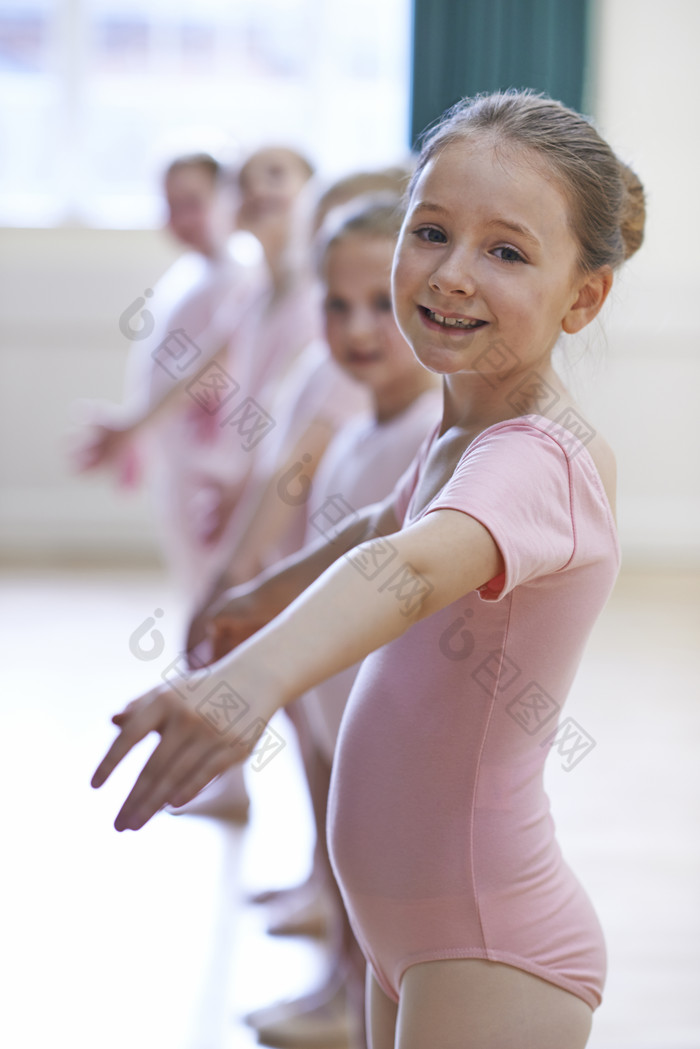 舞蹈室练习跳舞的女孩