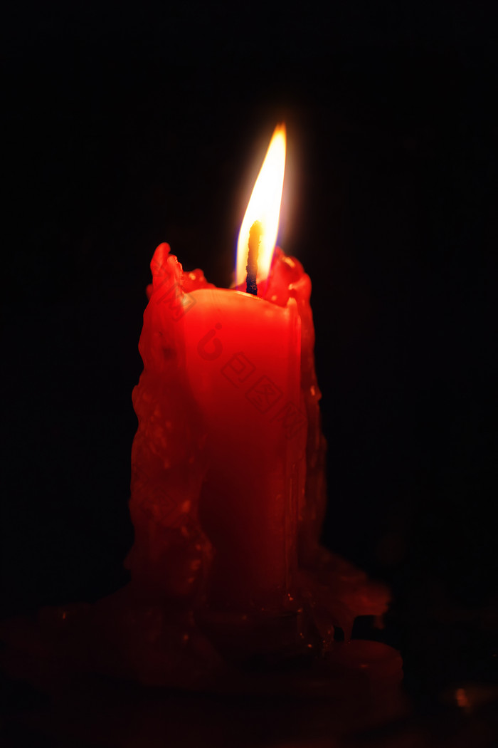 燃烧的红色蜡烛摄影图