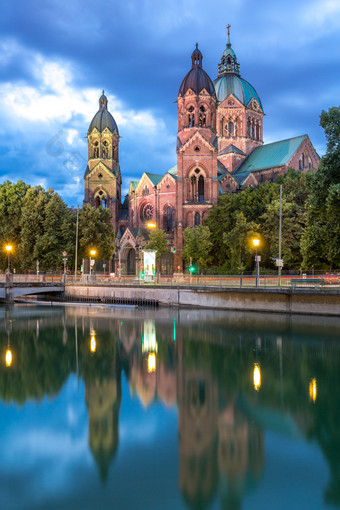 黄昏下的慕尼黑教堂