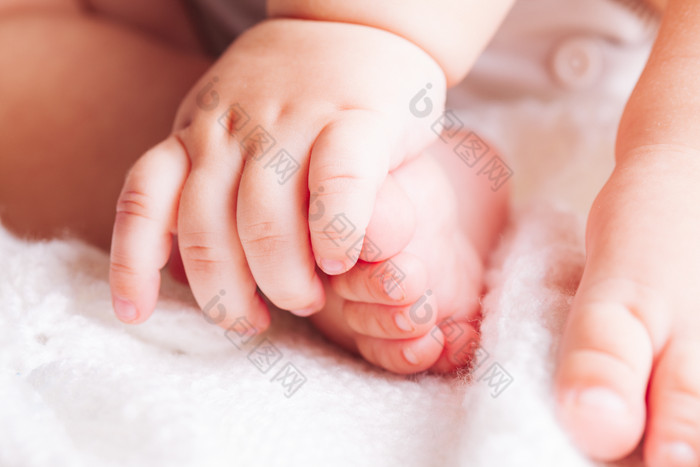 婴儿的手和脚摄影图