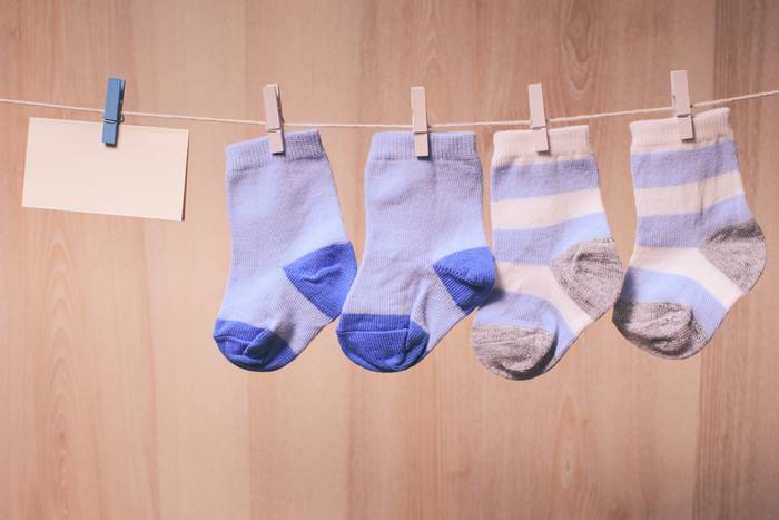 简约风清洗的婴儿袜子摄影图