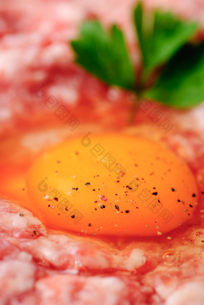 在肉里的蛋黄摄影图