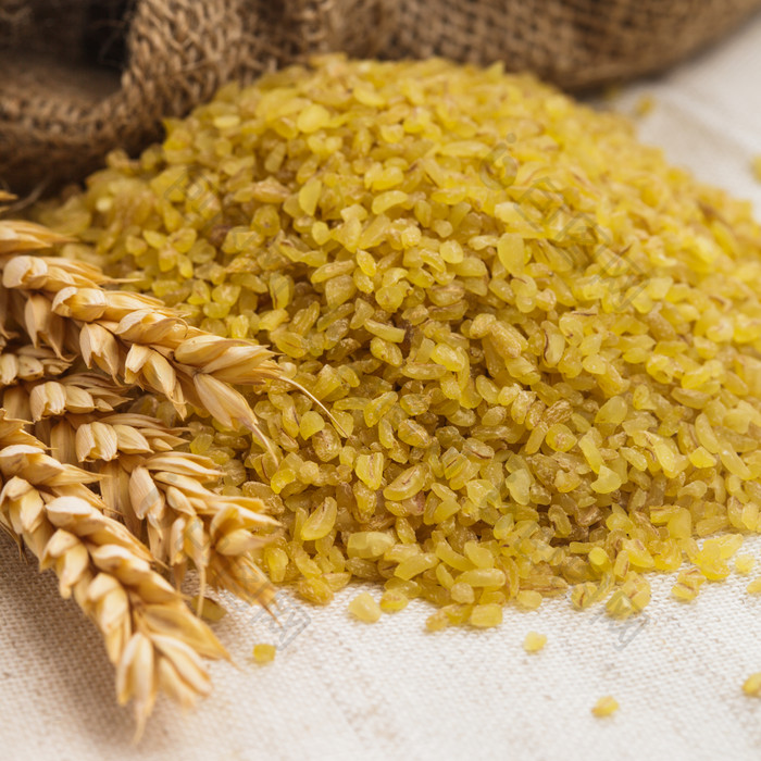 黄色大米和小麦麦穗
