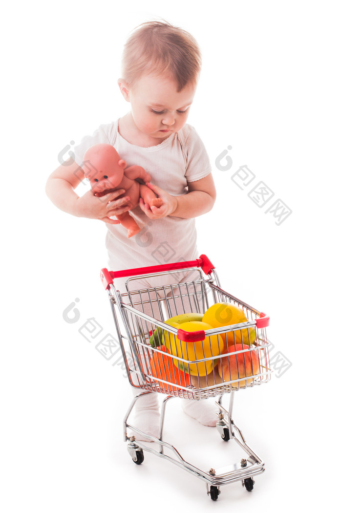 宝宝抱着娃娃看购物车里的玩具