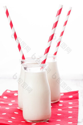 玻璃瓶里的牛奶摄影图