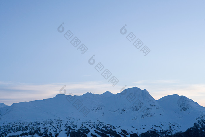 蓝色调美丽雪山摄影图