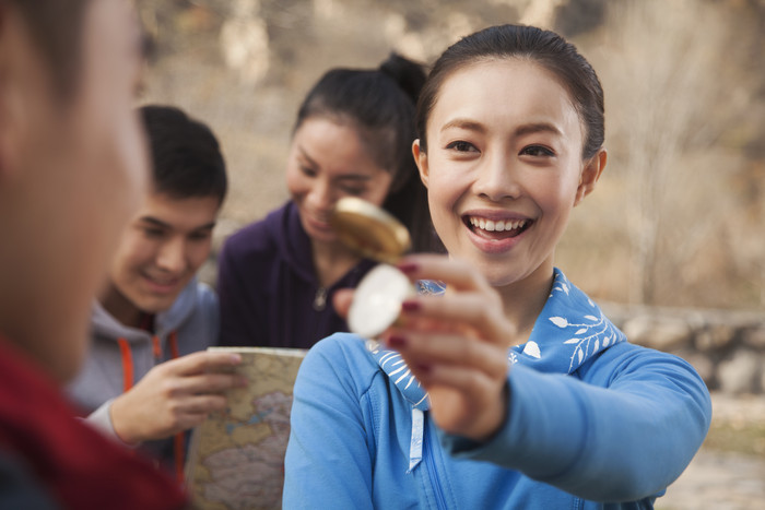 女孩伸手拿着指南针