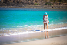 戴帽子美女沙滩海边度假旅游风景