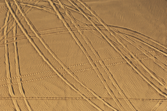 简约沙漠上的车轮印摄影图
