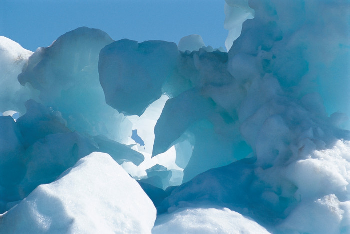 寒冷的蓝色冰块摄影图