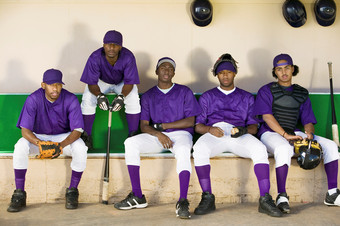 暗色调<strong>坐着的</strong>棒球队员摄影图