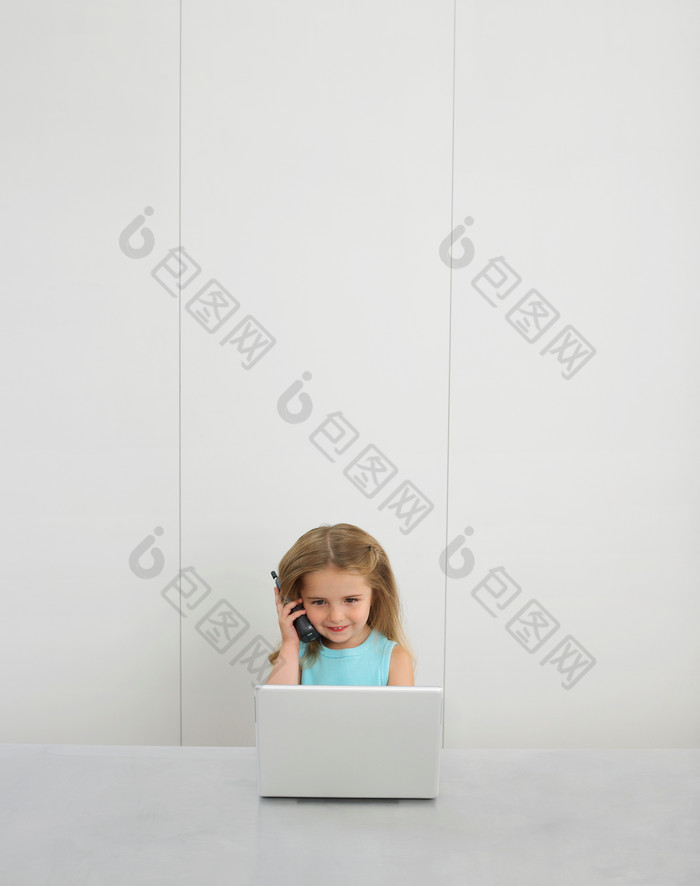 灰色调玩电脑的小孩子摄影图