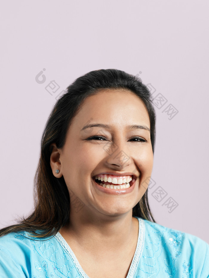 深色调开心笑的女人摄影图