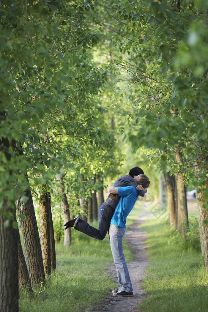 调树林中拥抱