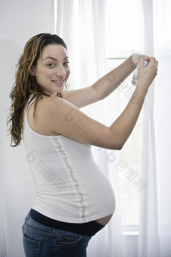 暗色调很高兴的孕妇摄影图