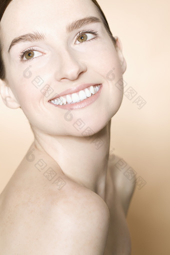 露肩的白皮肤女人图片