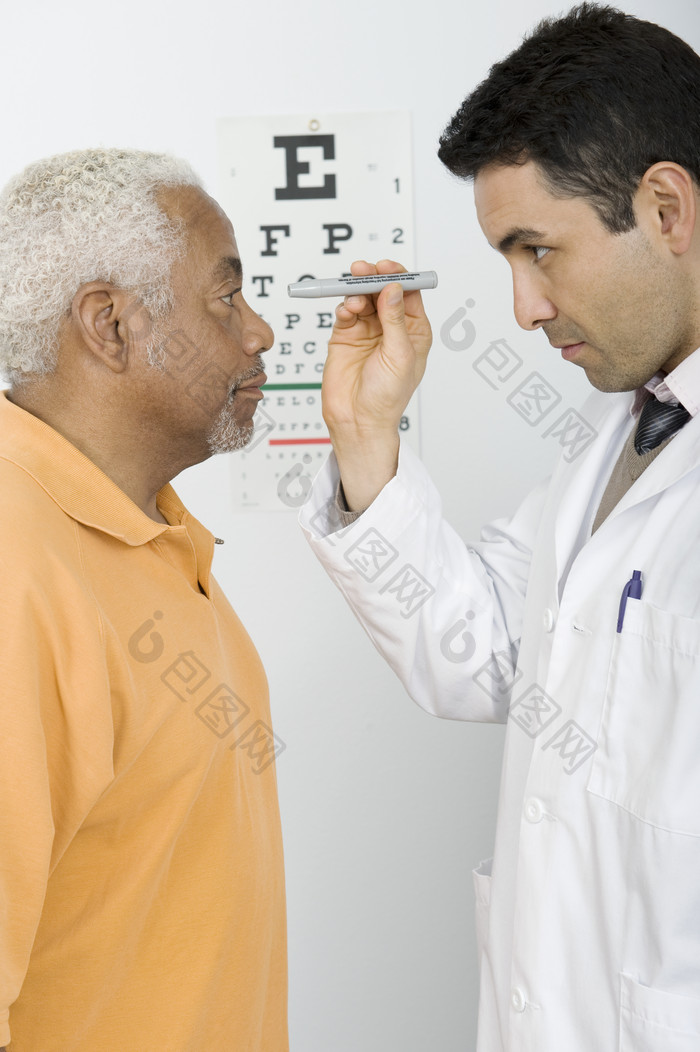 医院测试视力的老年人