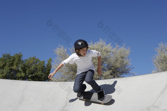 玩滑板的小男孩摄影图