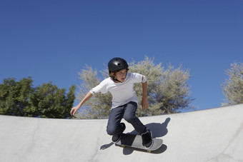 玩滑板的小男孩摄影图