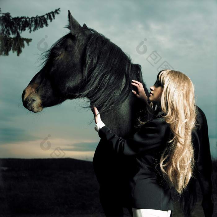 酷炫骑马的女人摄影图