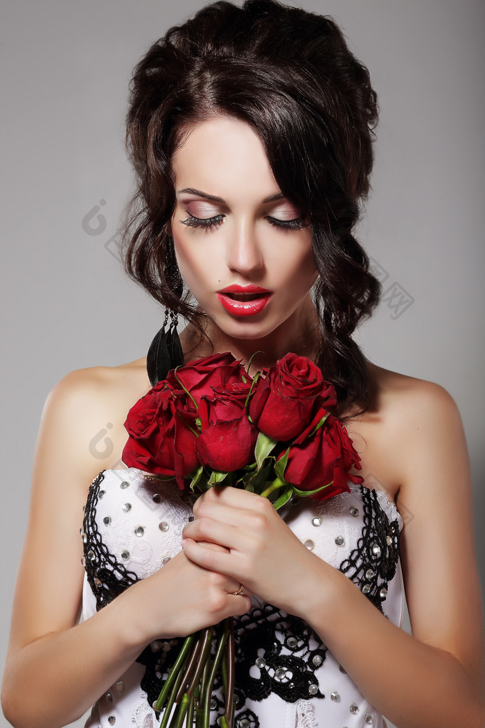 手捧红玫瑰美丽时尚女子图片摄影图