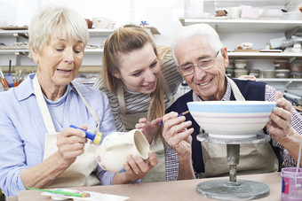 清新风格做陶器的老人们摄影图