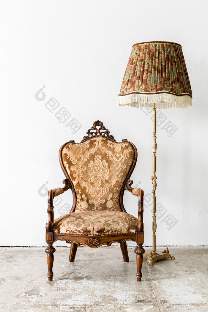 欧式椅子和落地灯摄影图