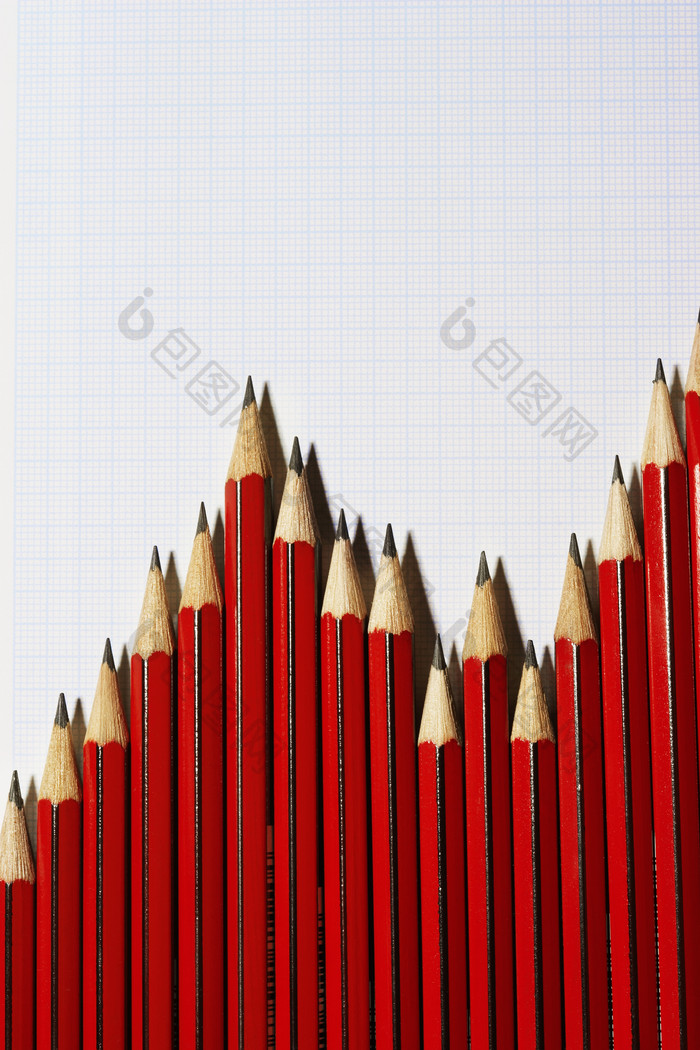 一排红色铅笔摄影图