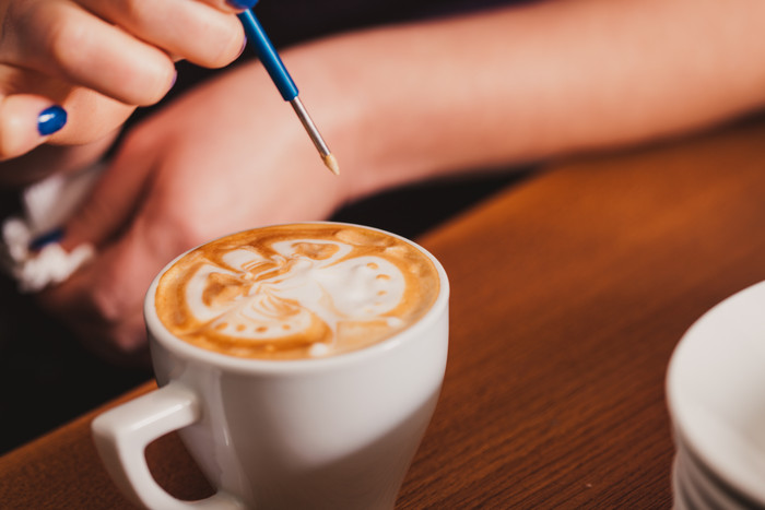 制作咖啡的咖啡师摄影图