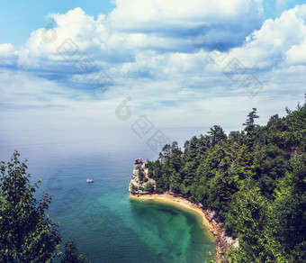 碧水蓝天绿树风景