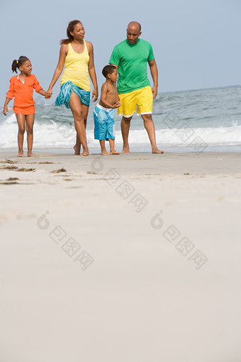 蓝色调海边的家人摄影图