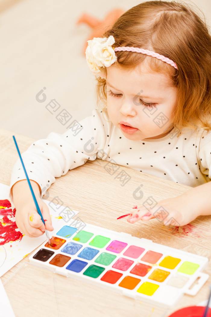 颜料绘画的小女孩摄影图