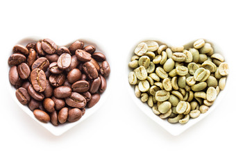 心形盘中的咖啡豆